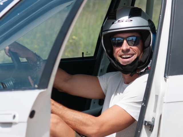 Listo para pilotar un coche de rally