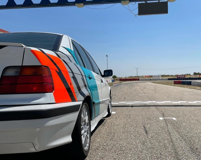 Parte trasera de un coche de rally