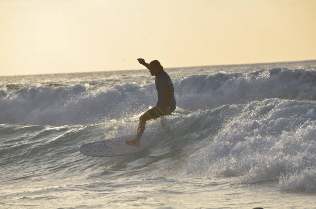 Surca las olas tinerfeñas