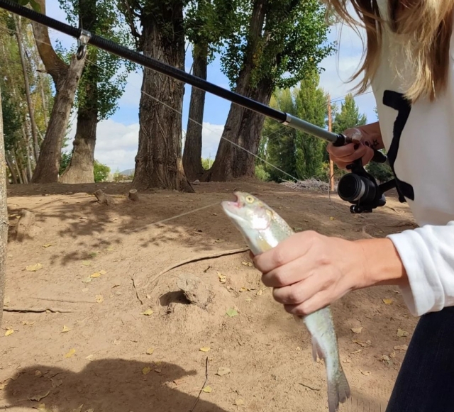  Com um peixe grande nas mãos 