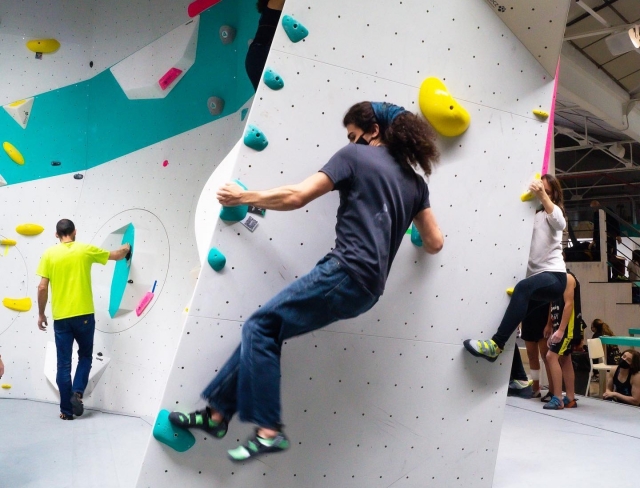  Klettern in einer Kletterwand 