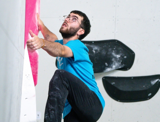  Die Hindernisse der Kletterwand überwinden 
