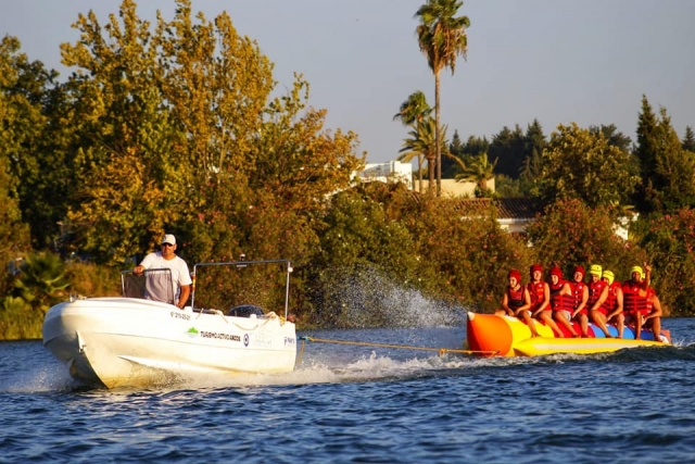 Lancha tirando de la banana boat