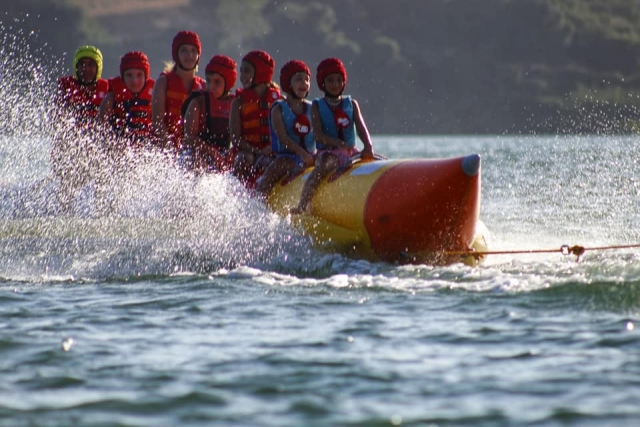 Salpicando agua con la banana boat