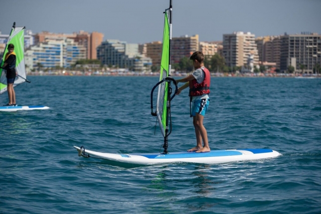 Crossing the sea with windsurf 