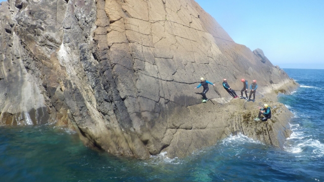 Grupo de amigos praticando Coasteering 