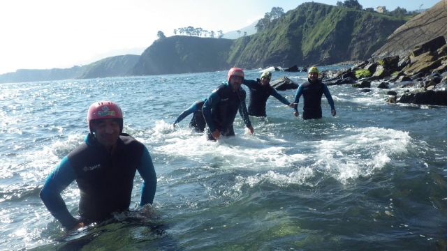  Grupo de amigos praticando Coasteering 