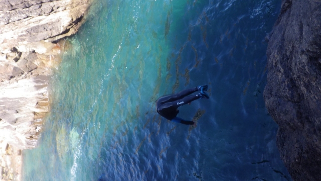  Saltando nas águas do Mar Cantábrico