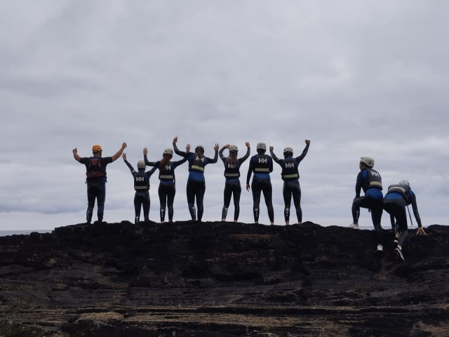 Grupo de amigos practicando coasteering