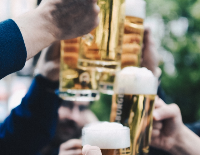  Anstoßen unter Freunden 