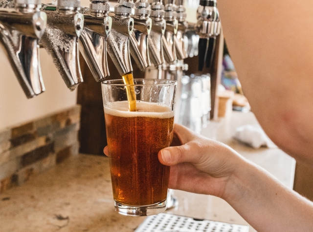  Ein Bier servieren in der Bicibirra 