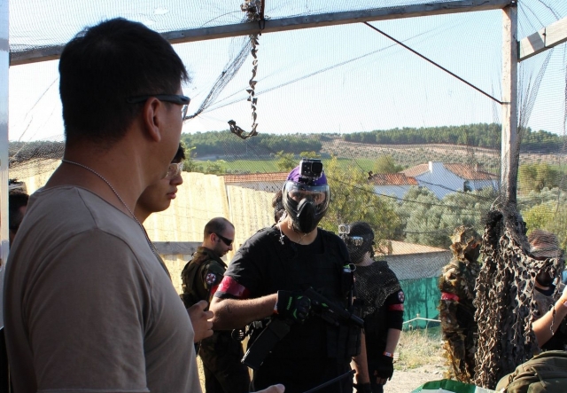 Explicaciones previas a la batalla de paintball
