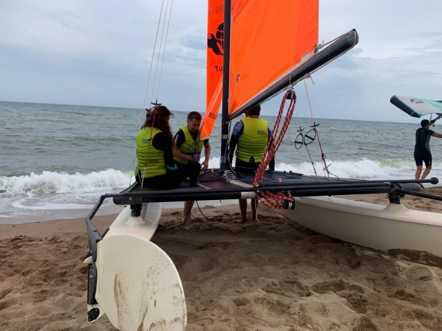  Segelkatamaran am Strand von Grau 