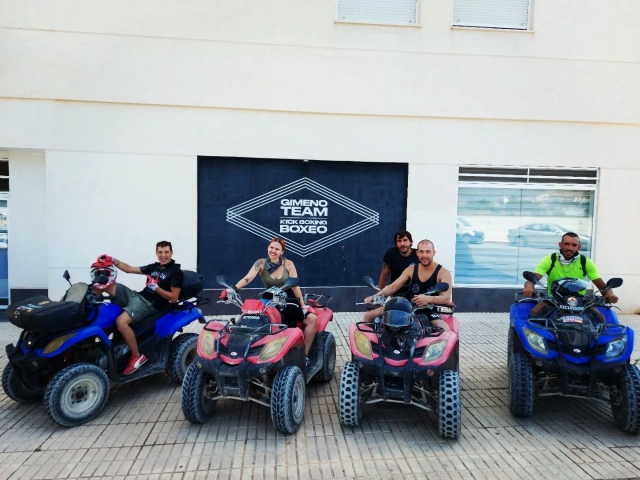  Équipement prêt pour entreprendre le parcours en quad 