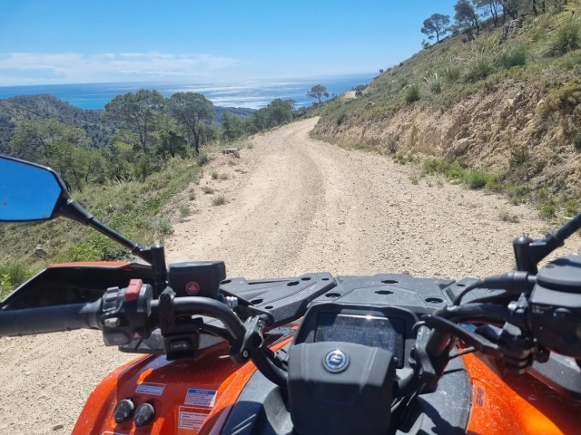 穿越 Villajoyosa 海滩和山脉的四人路线 2 小时