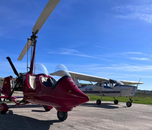 Autogiro listo en el aeródromo de Loring