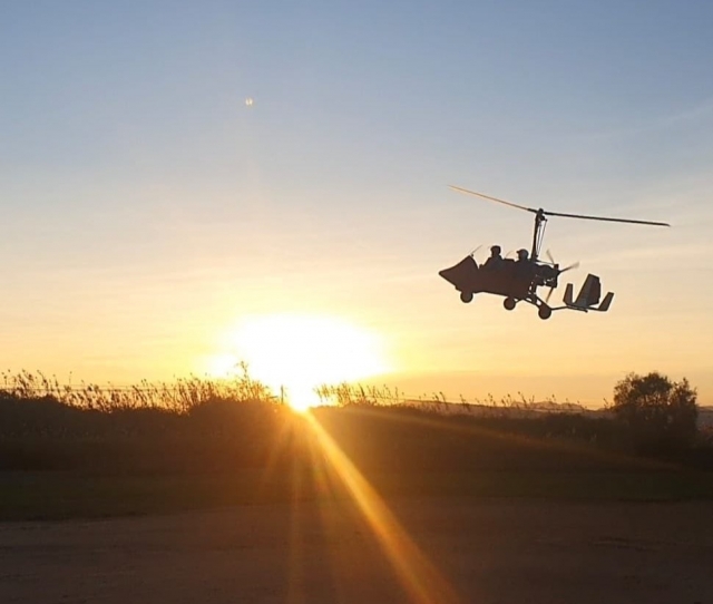 Vuelo en autogiro durante la puesta de sol