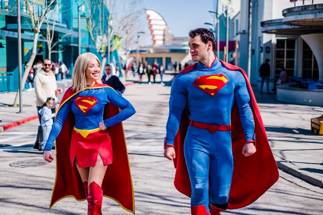  Superman che cammina nel parco Warner 