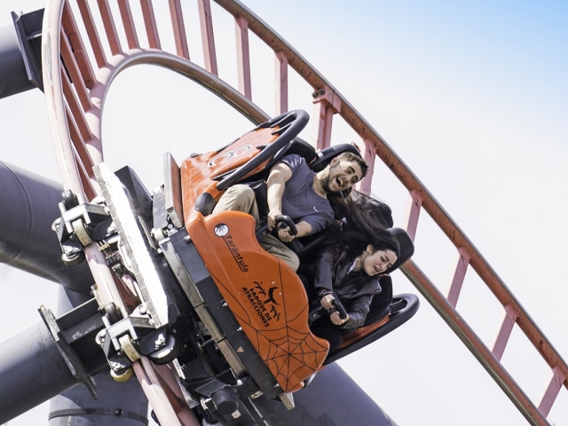 Cerro rusa más veloz del parque de atracciones