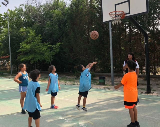 Baloncesto duranle el campamento