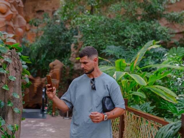  Alejandro, de Survivors, visitant l'aquarium 