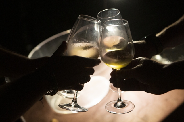  Brindisi con vino bianco 