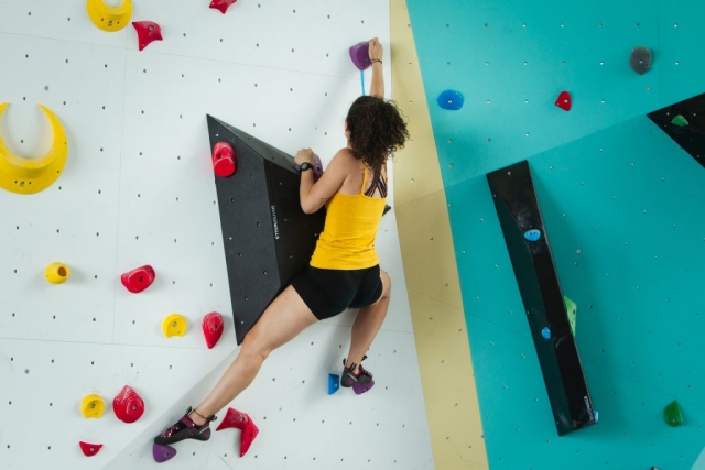  Salita sulle pareti della parete da arrampicata a La Zubia 