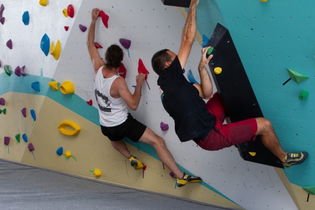  Sfidare i livelli di arrampicata sulla parete da arrampicata 