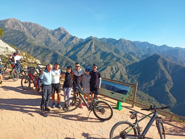  与朋友骑着电动山地自行车的环形路线