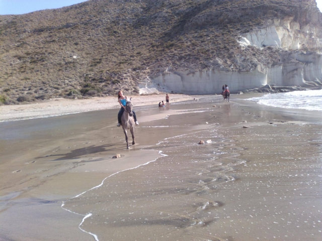 Disfruta de Cala del Plomo durante una ruta a caballo