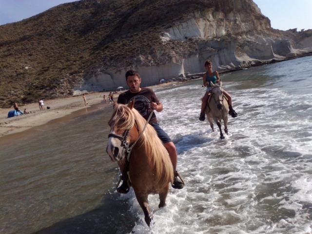 Pasea por las playas de Almería a lomos de un caballo
