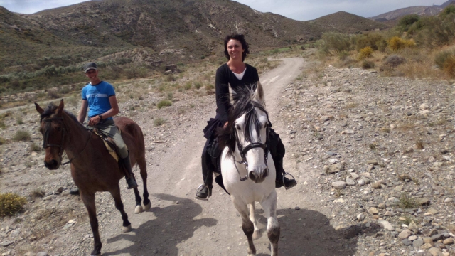 Cabalgando a lomos de un caballo por Níjar