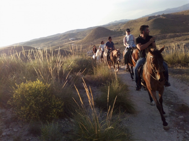 Pbaños a caballo en Níjar