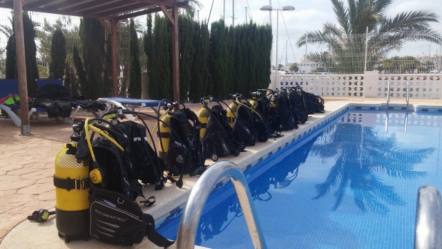 Tauchausrüstung bereit im Pool 