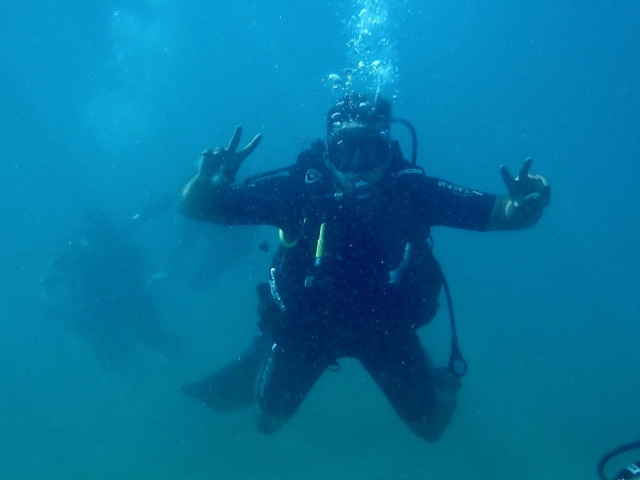  Divertimento durante un battesimo subacqueo 
