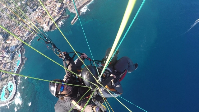 特内里费岛上空滑翔伞 