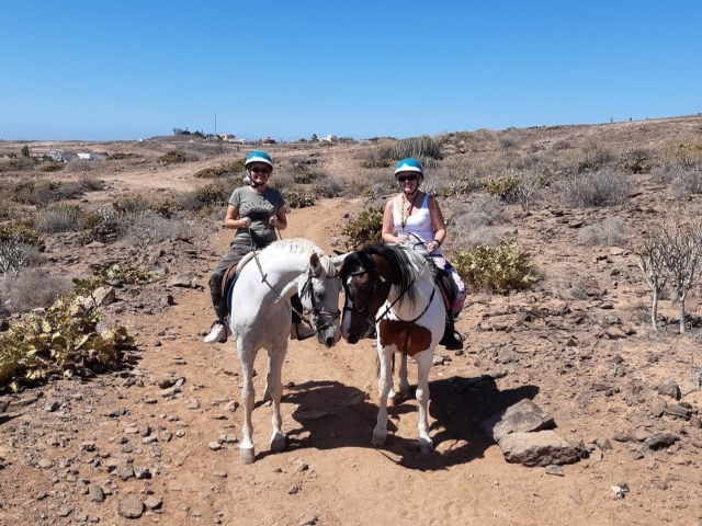 Disfruta en pareja de una ruta a caballo por Maspalomas