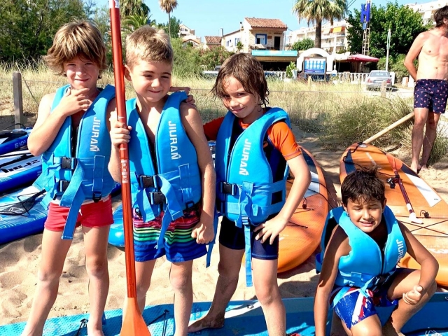  Children equipped with paddle surf 