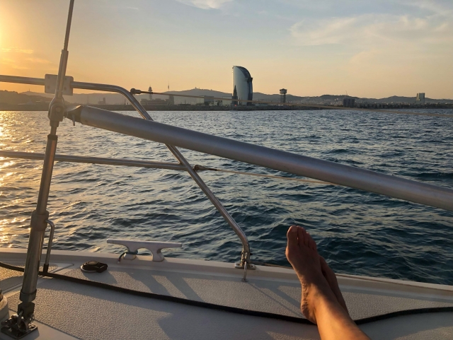  voilier dans la mer méditante