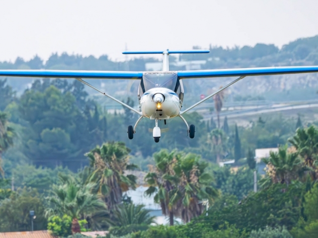 Piccolo aereo in volo 