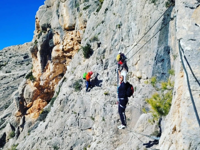  沿着 La Falconera 铁索攀岩的岩壁漫步 via ferrata 