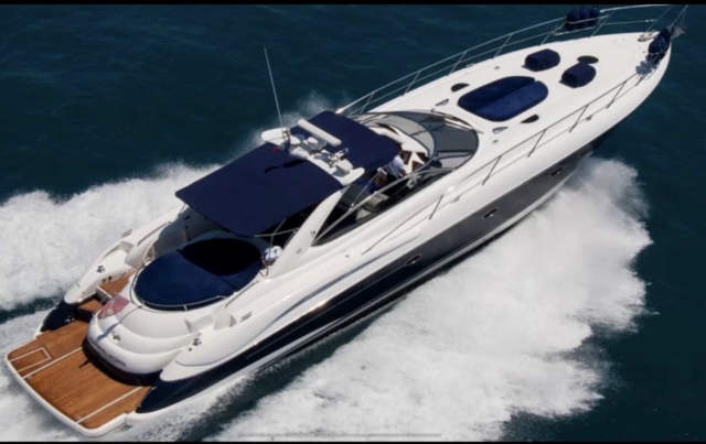 Yacht naviguant le long de la côte de Huelva 