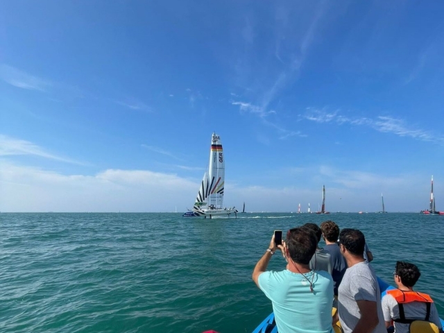 Competición de veleros visto desde la Zodiac
