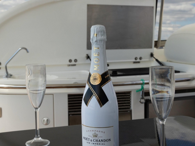  Verres et champagne à bord 