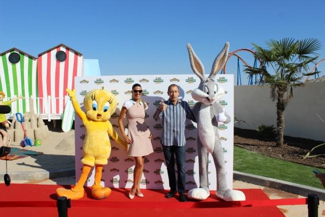  Photo with Tweety and Bugs Bunny 