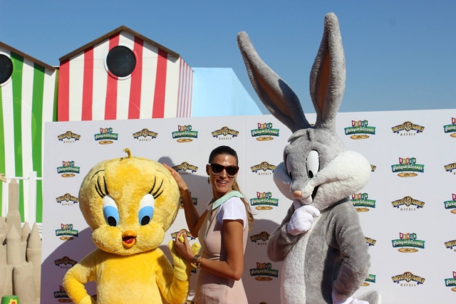 Avec les personnages des Looney Tunes 