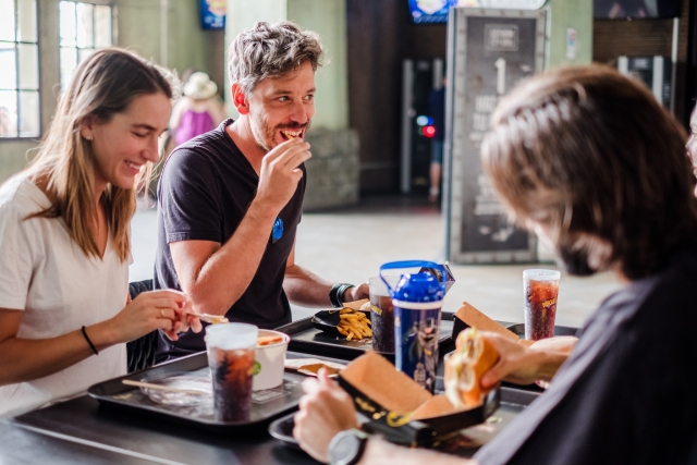  Repas en famille au restaurant 