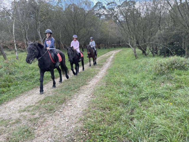 Équitation à travers les montagnes deva