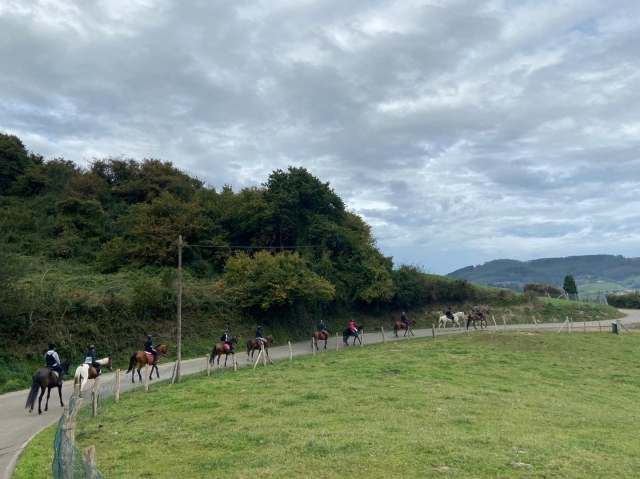  Équitation en groupe à travers les montagnes 