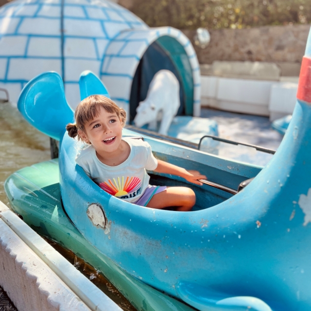 Fille s'amusant sur l'attraction